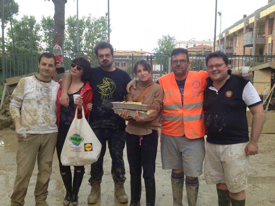 I volontari Rotary e Rotaract al lavoro 07 05 2014 volontari
